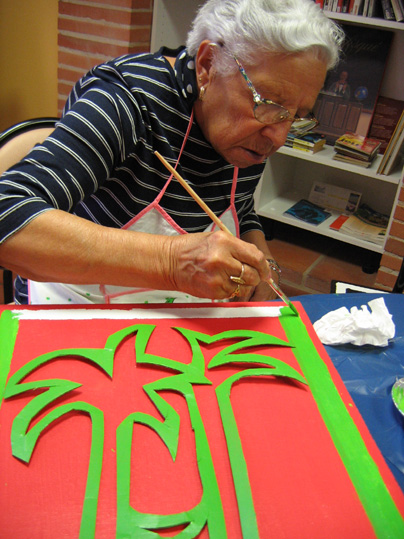 Personne ag�e peingnant un pictogramme